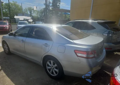 2011 Toyota Camry Base z USA, uszkodzony, nr VIN 4T4BF3EK8BR215318